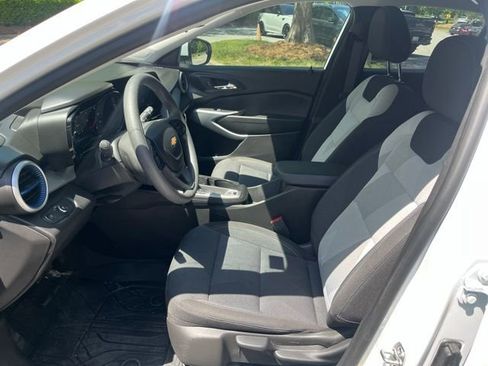 Used 2026 Chevrolet Trax LS w/ LS Convenience Package FWD image 5