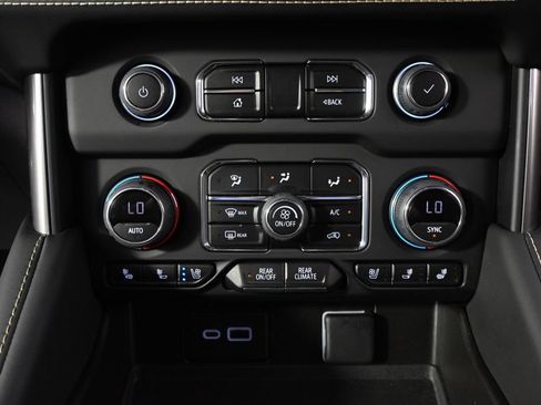 Used 2023 Chevrolet Tahoe Premier AWD/4WD image 32