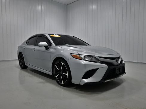 Used 2019 Toyota Camry XSE FWD image 3