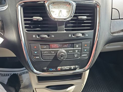 Used 2014 Chrysler Town & Country Touring FWD image 15