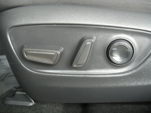 Used 2023 Toyota RAV4 SE image 13