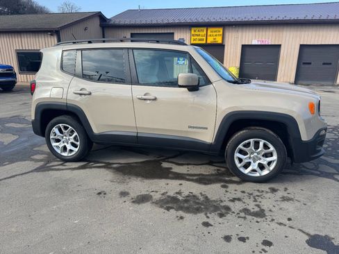 Used 2016 Jeep Renegade Latitude image 2