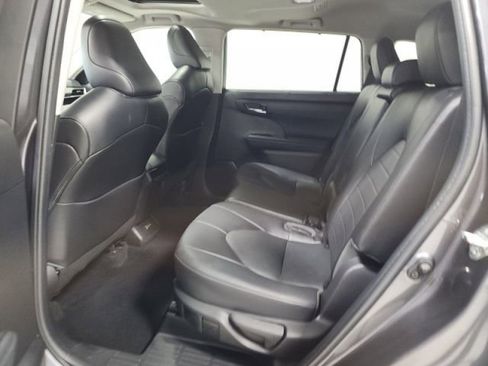 Used 2022 Toyota Highlander XLE AWD/4WD image 22