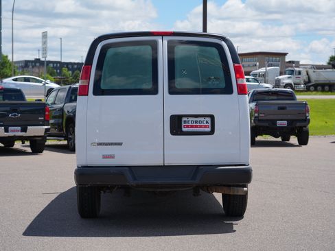 Used 2018 Chevrolet Express 2500 RWD image 4