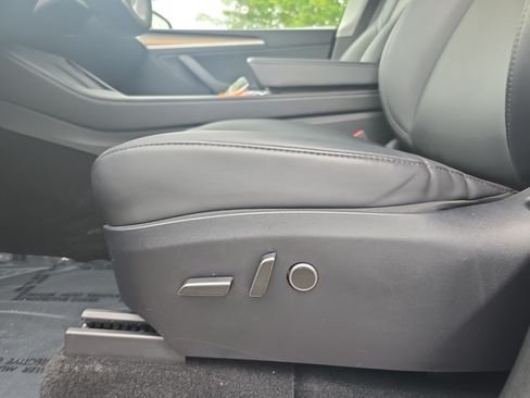 Used 2024 Tesla Model Y Long Range AWD/4WD image 24