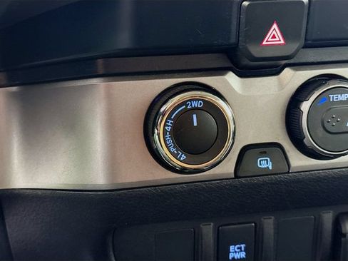 Used 2021 Toyota Tacoma SR5 AWD/4WD image 19