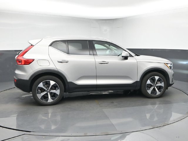 Used 2024 Volvo XC40 B5 Plus AWD/4WD image 9