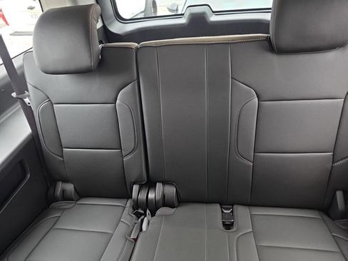 Used 2019 Chevrolet Suburban LT w/ Luxury Package AWD/4WD image 6