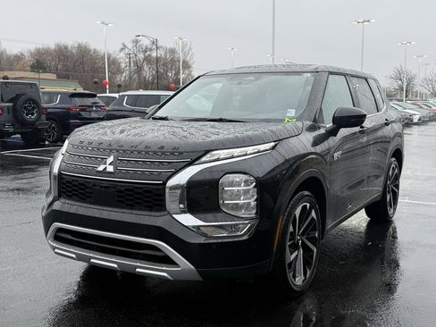 Used 2025 Mitsubishi Outlander SE image 3