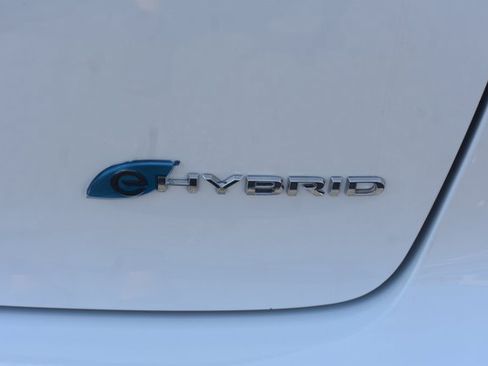 Used 2024 Chrysler Pacifica Limited FWD image 8