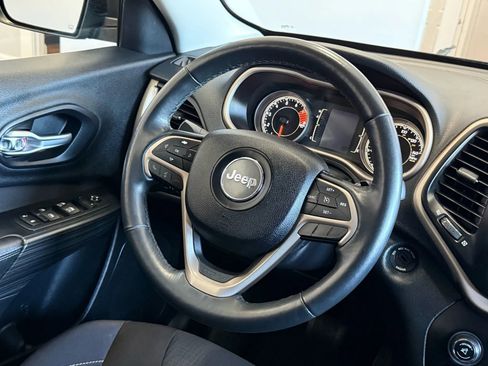 Used 2016 Jeep Cherokee Latitude w/ Cold Weather Group image 11