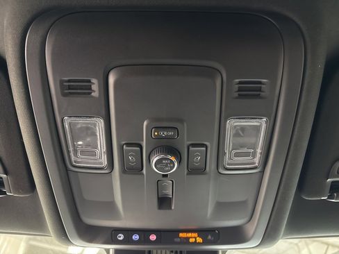 Used 2025 GMC Yukon XL Denali image 27