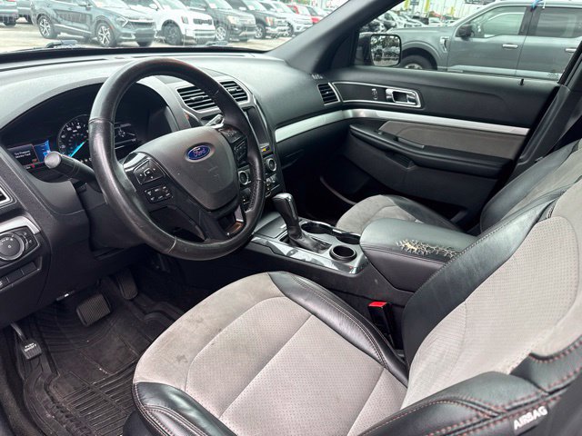 Used 2017 Ford Explorer XLT w/ Equipment Group 202A FWD image 7
