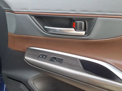 Used 2021 Toyota Venza Limited image 8