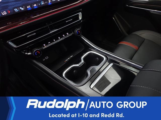 Used 2025 Chevrolet Traverse RS FWD image 22