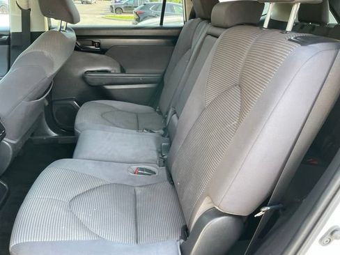 Used 2021 Toyota Highlander LE AWD/4WD image 7
