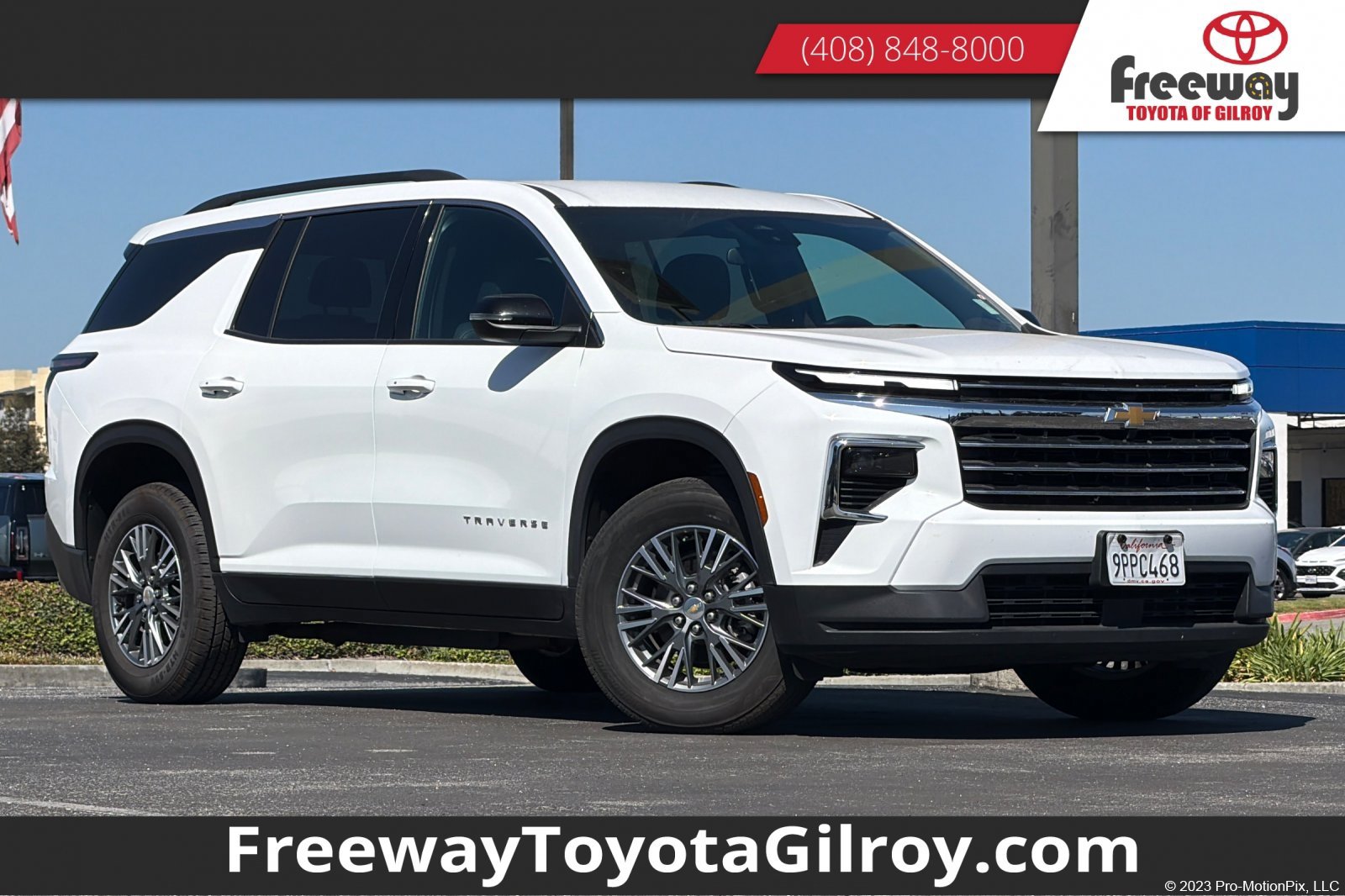 Used 2025 Chevrolet Traverse LT FWD image 1