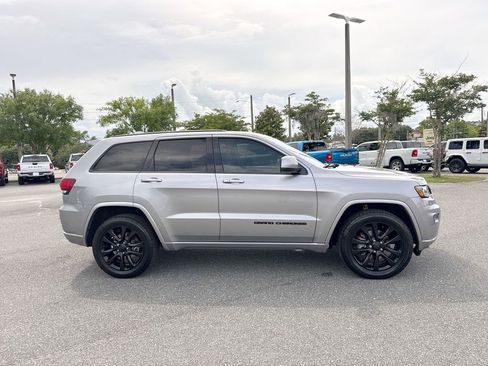 Used 2017 Jeep Grand Cherokee Altitude RWD image 2