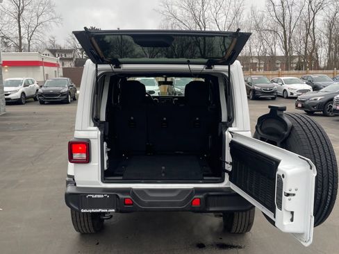 Used 2023 Jeep Wrangler Sahara image 12