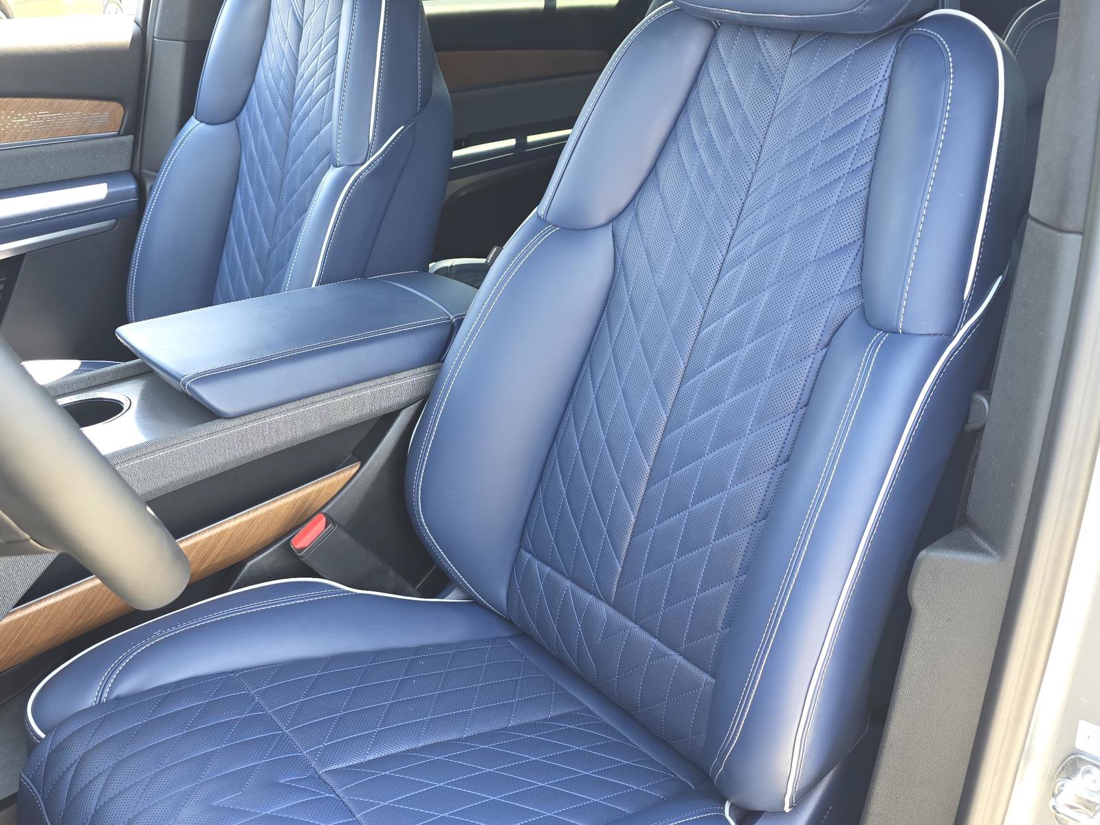 Certified 2026 Cadillac Vistiq Premium Luxury w/ LPO, Floor Liner Package AWD/4WD image 20