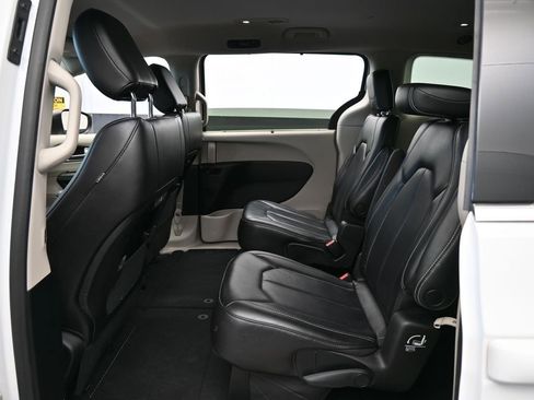Used 2023 Chrysler Pacifica Touring-L FWD image 32