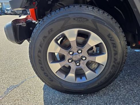 Used 2019 Jeep Wrangler Unlimited Sahara w/ Dual Top Group AWD/4WD image 27