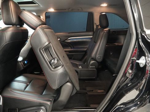 Used 2019 Toyota Highlander SE image 23