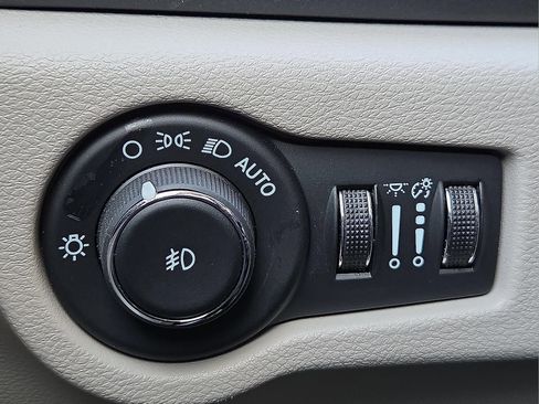 Used 2024 Chrysler Pacifica Touring-L image 21