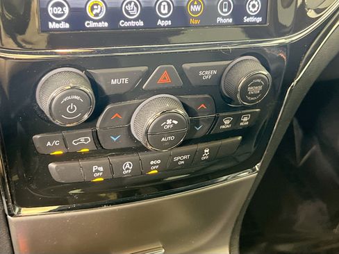 Used 2022 Jeep Grand Cherokee Limited image 16