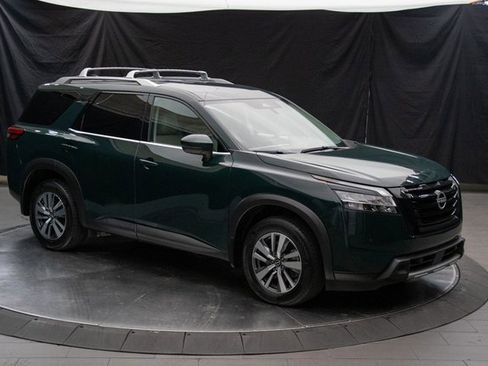 Used 2024 Nissan Pathfinder SL w/ Black Appearance Package image 2