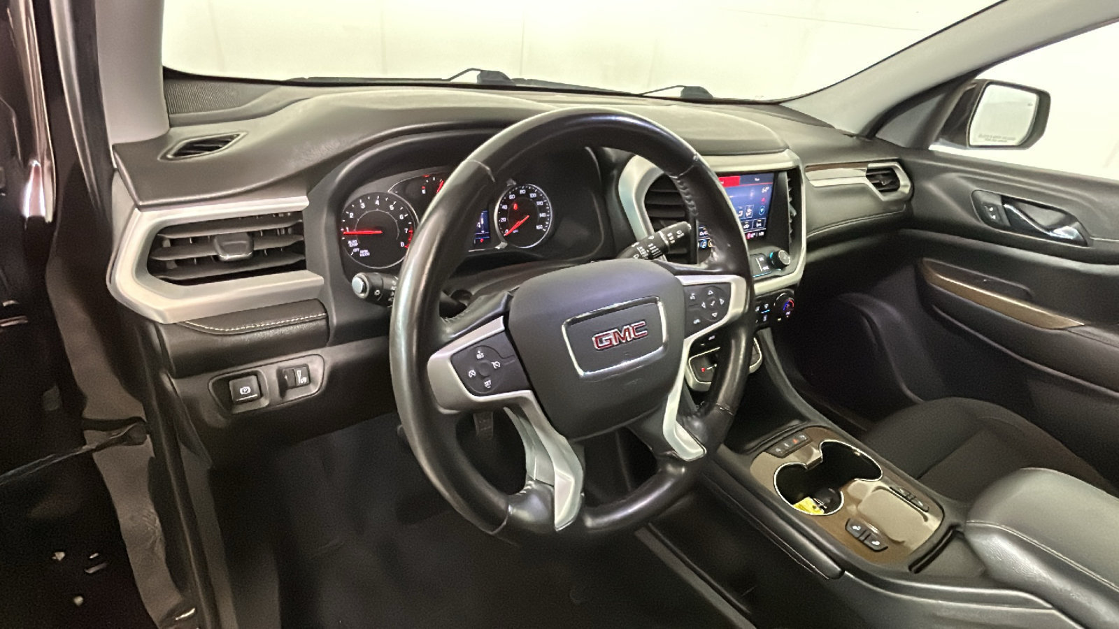 Used 2020 GMC Acadia SLE w/ Driver Convenience Package FWD image 17