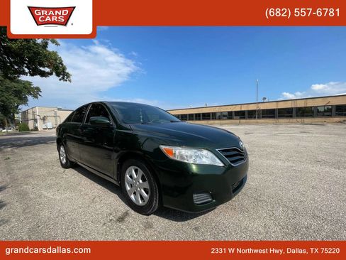 Used 2011 Toyota Camry LE image 2
