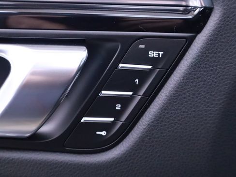 Certified 2025 Porsche Macan AWD/4WD image 17