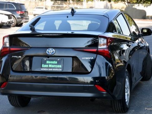 Used 2021 Toyota Prius LE image 3