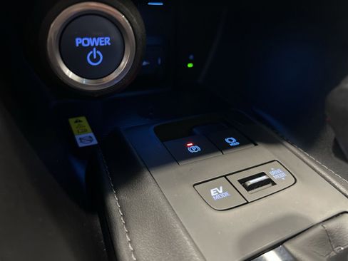 Used 2021 Toyota Venza LE w/ Carpet Mat Package (TMS) image 30