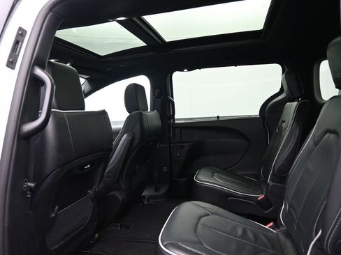 Used 2025 Chrysler Pacifica Limited image 30