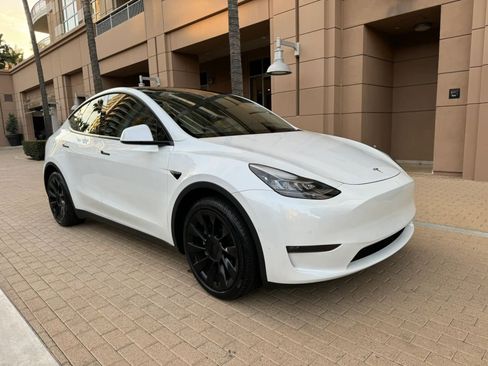 Used 2024 Tesla Model Y Long Range AWD/4WD image 3