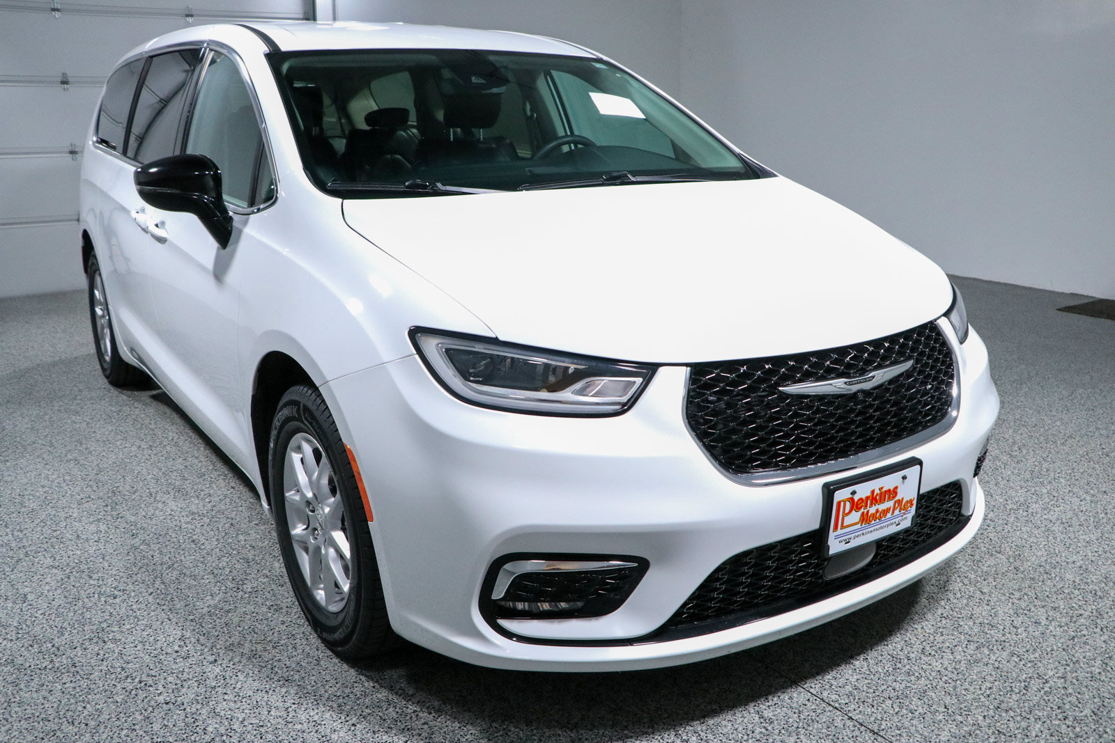 Used 2024 Chrysler Pacifica Touring-L FWD image 5