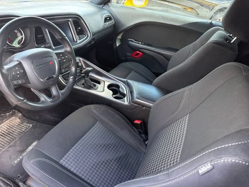 Used 2017 Dodge Challenger SXT w/ Driver Convenience Group RWD image 6