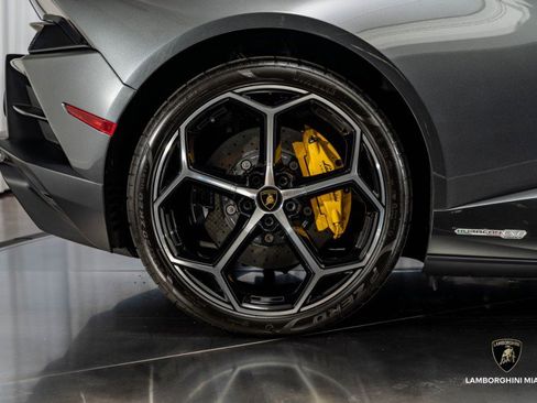 Used 2022 Lamborghini Huracan EVO image 26