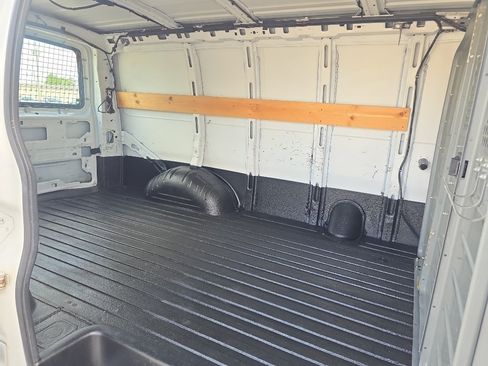 Used 2015 Chevrolet Express 2500 RWD image 15