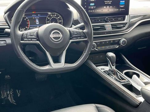 Used 2024 Nissan Altima 2.5 SR w/ SR Premium Package FWD image 2