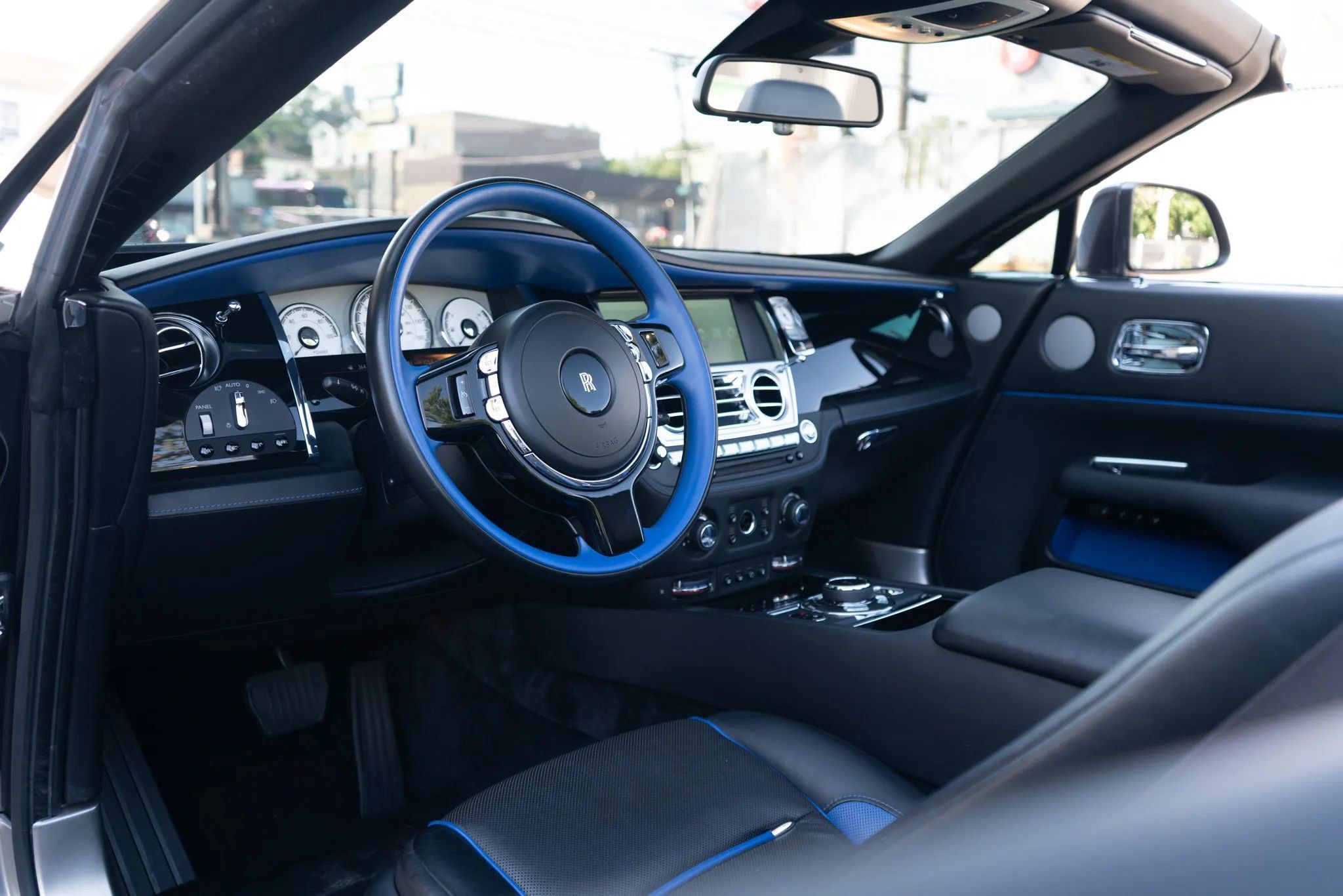 Used 2017 Rolls-Royce Dawn RWD image 54