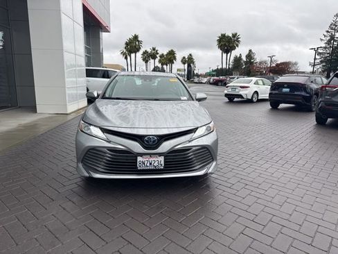 Used 2020 Toyota Camry XLE image 2