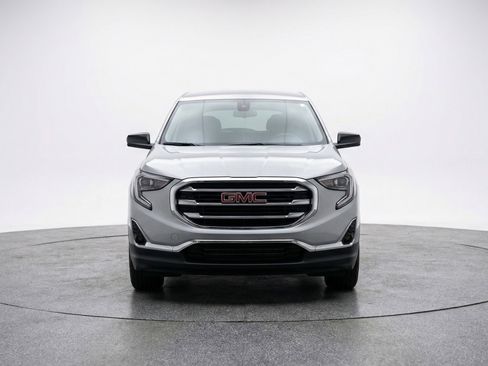 Used 2024 GMC Terrain SLE FWD image 2