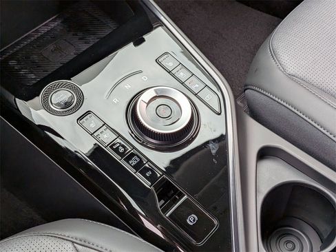 Used 2024 Kia Niro SX Touring image 17