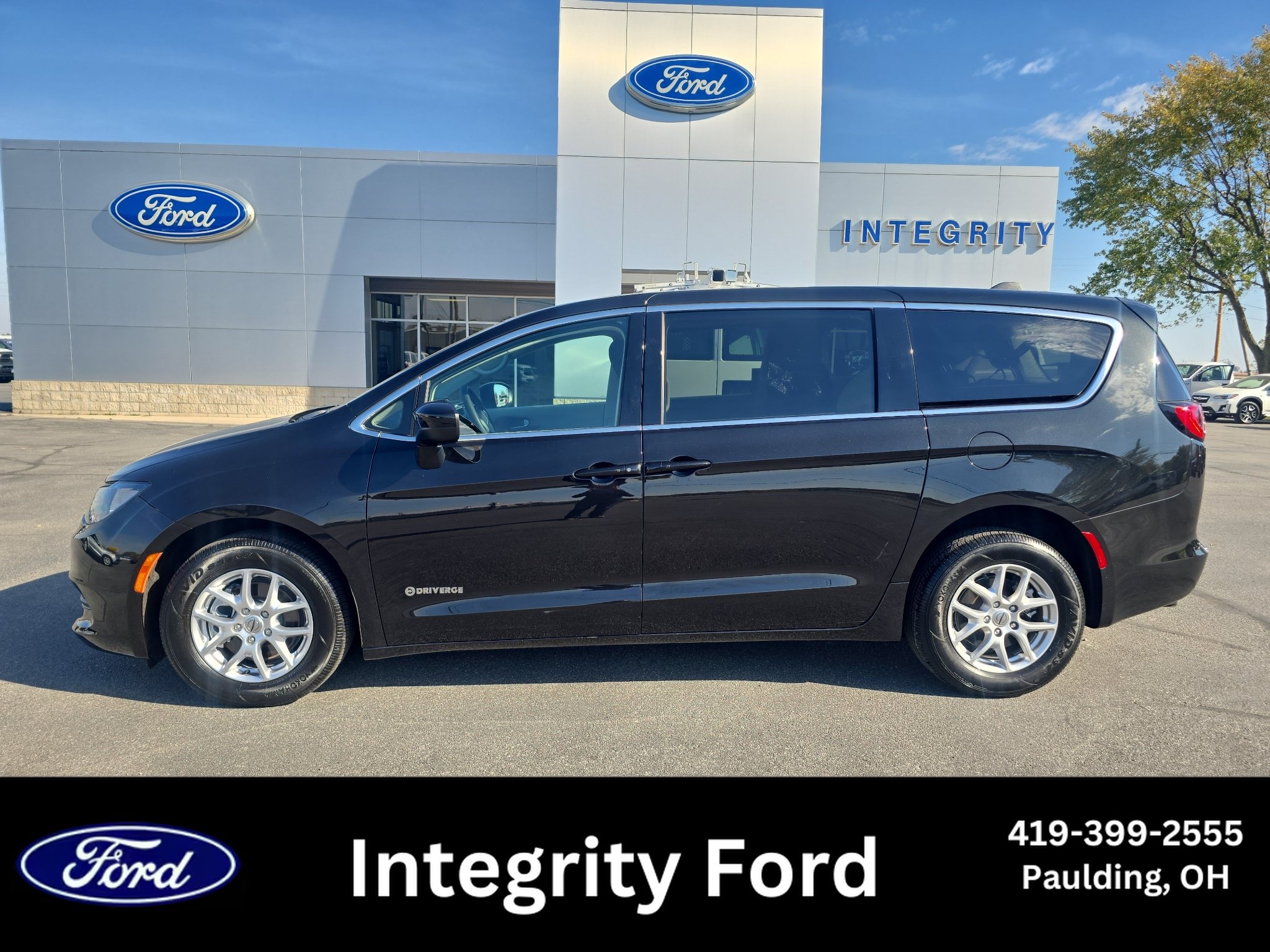 Used 2023 Chrysler Voyager LX FWD image 1