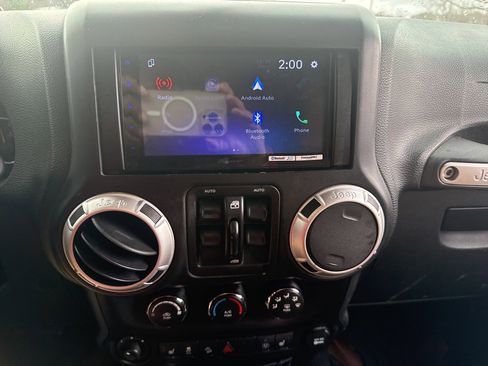 Used 2015 Jeep Wrangler Unlimited Sahara w/ Connectivity Group image 12