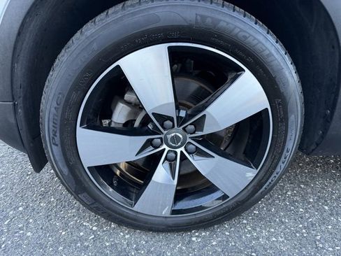 Used 2022 Volvo XC40 T5 Momentum w/ Premium Package image 10