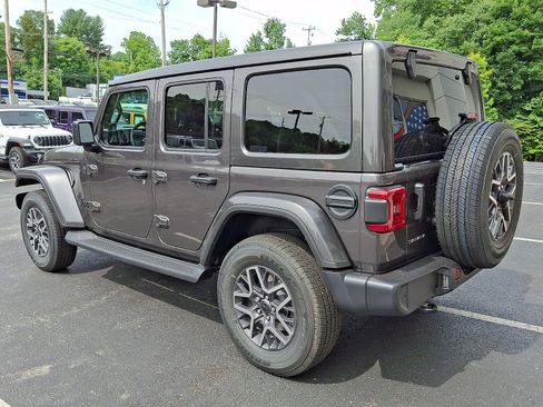 New 2026 Jeep Wrangler Unlimited Sahara AWD/4WD image 4